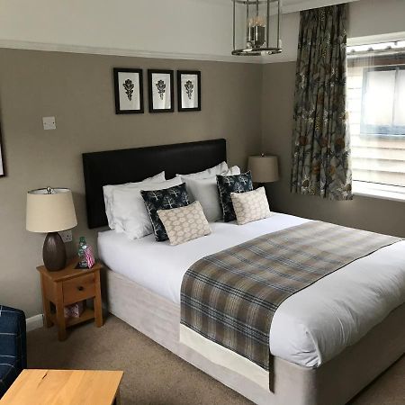 Oak Tree Lodge & Holiday Parking Burstow Esterno foto