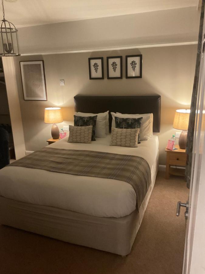 Oak Tree Lodge & Holiday Parking Burstow Esterno foto