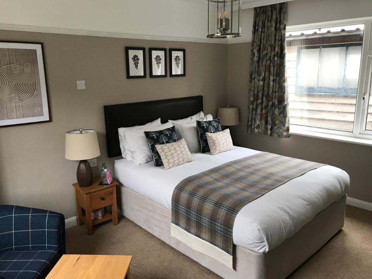 Oak Tree Lodge & Holiday Parking Burstow Esterno foto