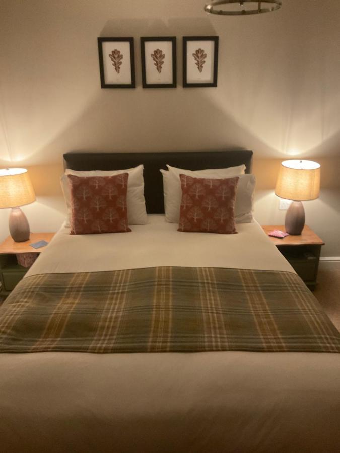 Oak Tree Lodge & Holiday Parking Burstow Esterno foto