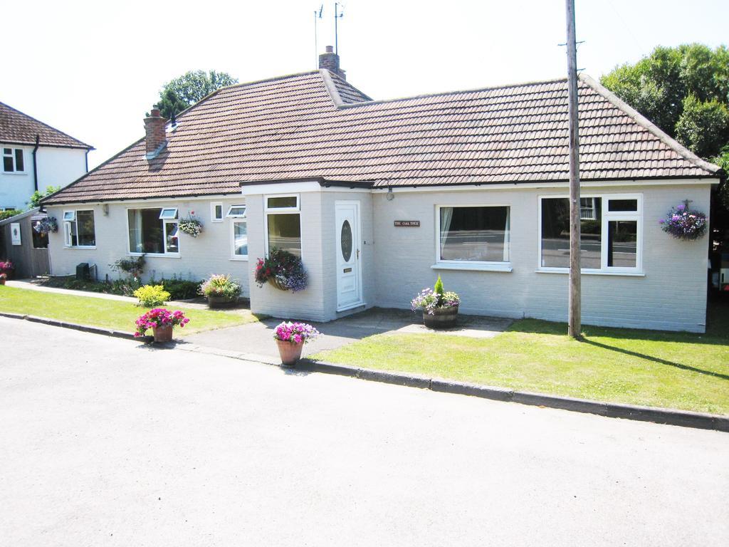 Oak Tree Lodge & Holiday Parking Burstow Esterno foto
